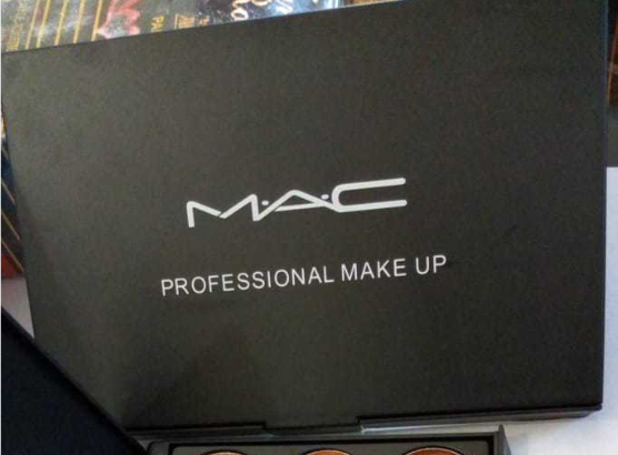 M.A.C - 15 COLOR CREAM CONCEALER AND CONTOUR PALETTE